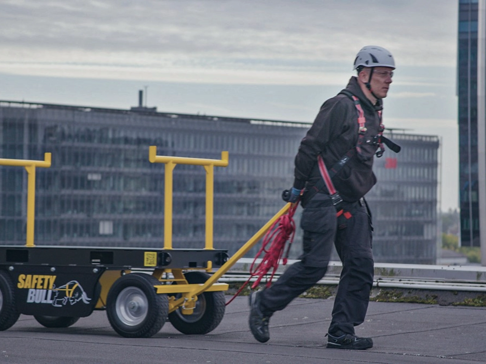 Medarbejder med mobil faldsikring under arbejde på fladt tag